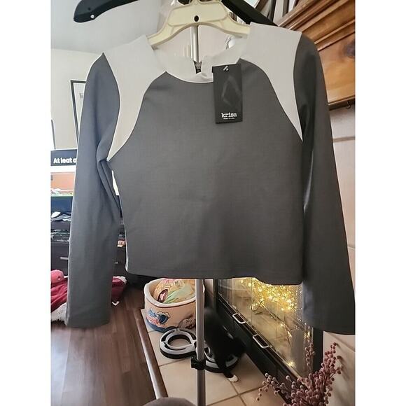 Krisa Women's Cropped Long Sleeves Blouse Pullover Back Zip Size XS NWT A108 - Picture 1 of 7